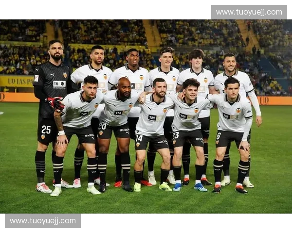 巴萨逆袭西甲称霸荣耀时刻 球迷见证历史再度辉煌