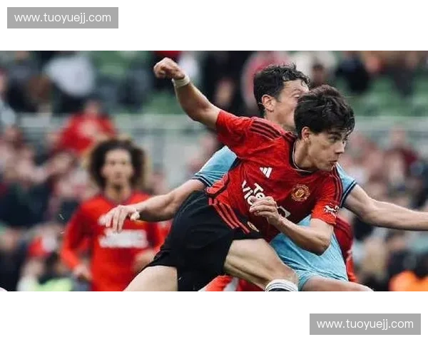 曼联与热刺激战英超巅峰对决 两队争夺欧冠席位悬念四起